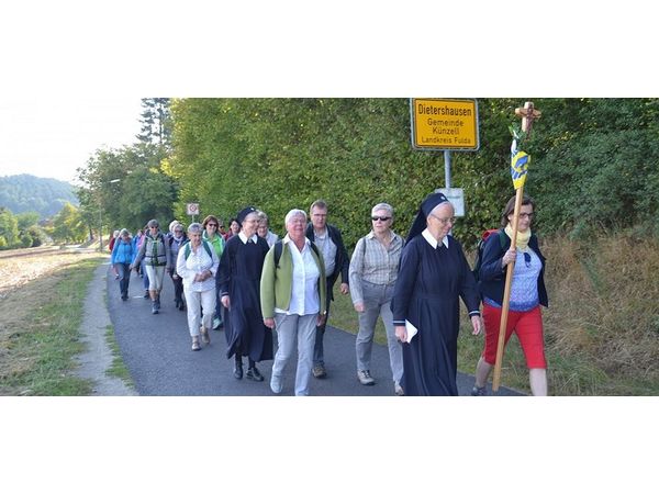 Immer dabei vorneweg der Pilgerstab